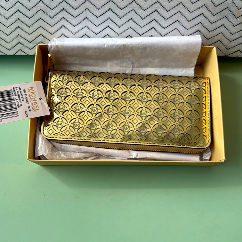 MICHAEL KORS Gold Women's Wallet.